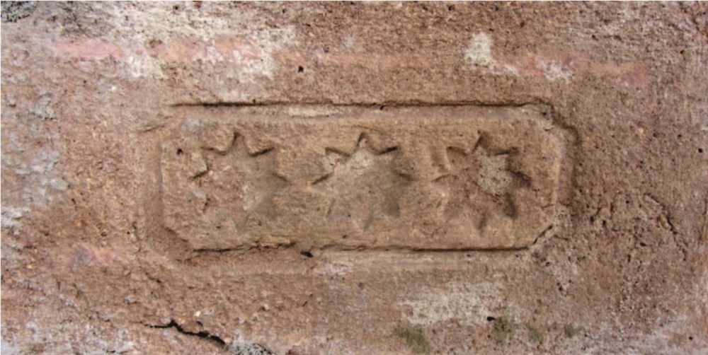 tři