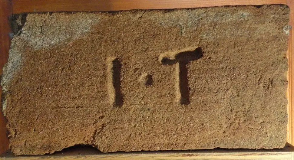Historická cihla se značkou I T z Hrádku