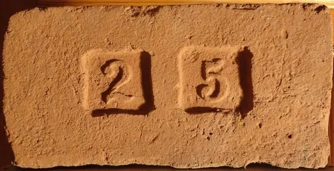 Značka 2 5