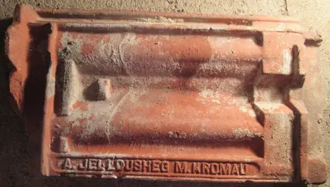 Značka A.JELLOUSHEG M.KROMAU